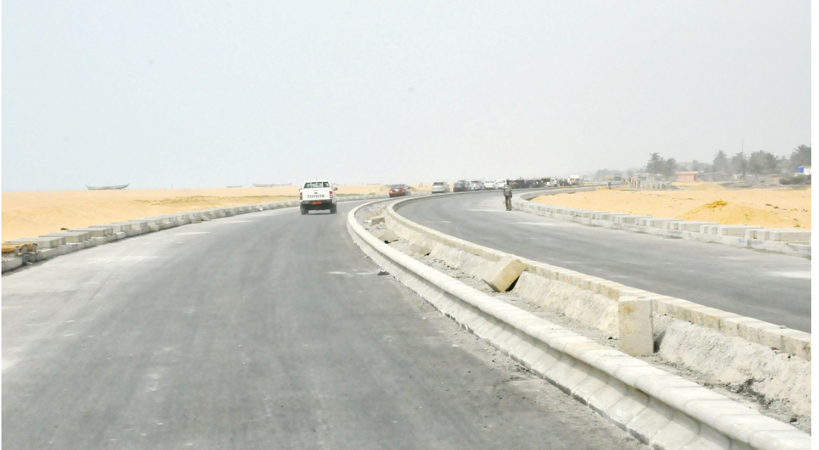 Patrice Talon inspectant un chantier routier au Bénin