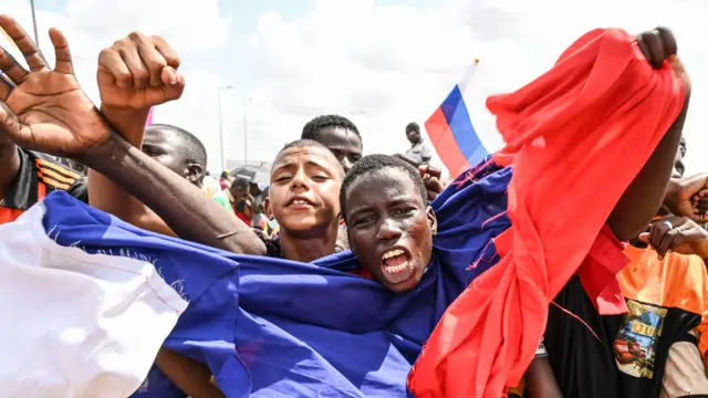 Manifestation pro-russe à Niamey, au Niger, avec un homme agitant un drapeau russe