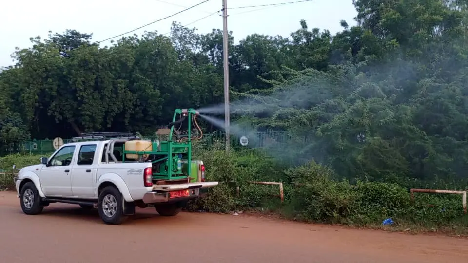 Traitement anti-moustiques à Ouagadougou pour lutter contre la dengue et le chikungunya