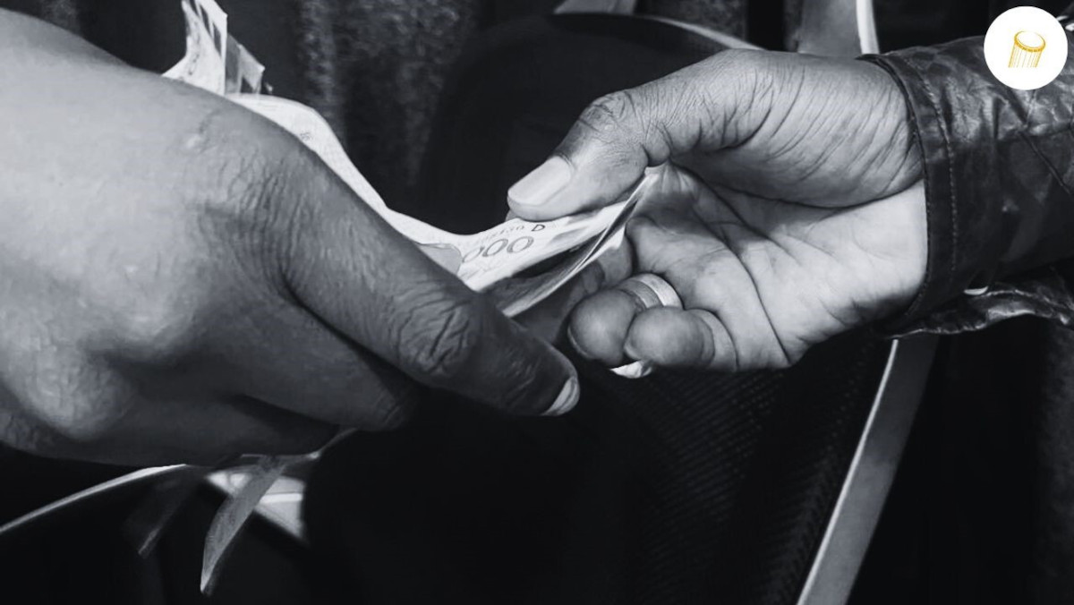 Échange d'argent illustrant la corruption au Mali