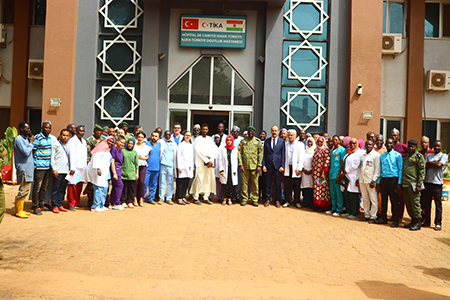 le ministre de la Santé du Niger, le Colonel-major Garba Hakimi, lors de sa visite à l’Hôpital de l’Amitié Niger-Türkiye