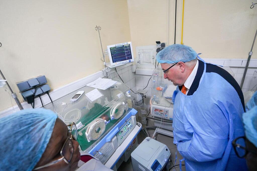 l'UNFPA au Tchad : Andrew Saberton, directeur exécutif adjoint, examine un incubateur dans une maternité