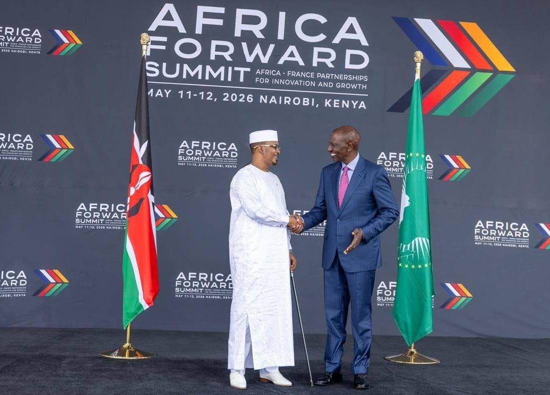 Le président William Ruto et le président Mahamat Idriss Déby discutant lors d'un sommet en Afrique