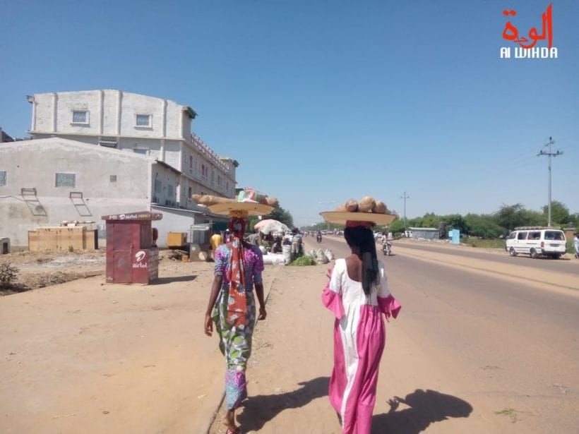 Femmes vendeuses ambulantes au Tchad