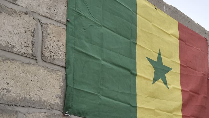 Le drapeau du Sénégal flottant. Photo illustrative