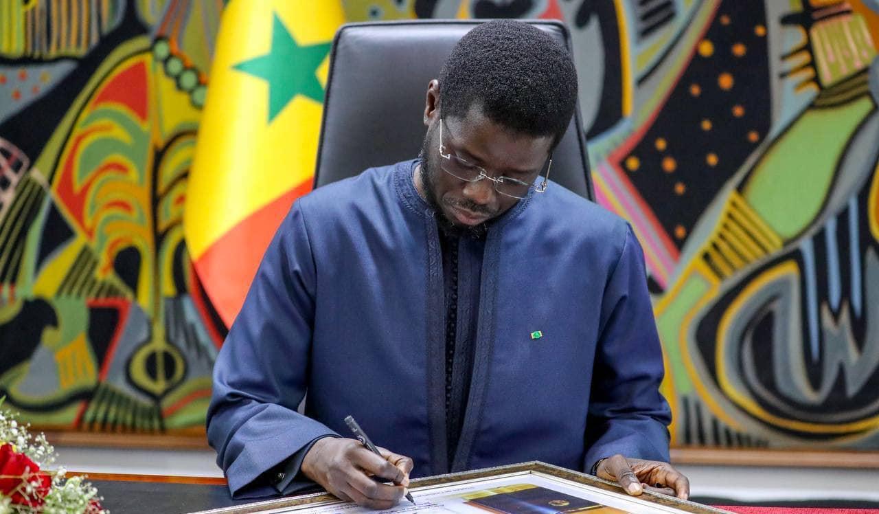 Le président Bassirou Diomaye Faye signant un décret électoral