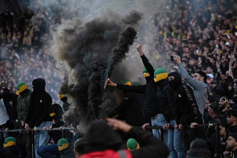 La Tribune Loire de la Beaujoire pendant le match FC Nantes - Toulouse, illustrant l'ambiance tendue du stade.