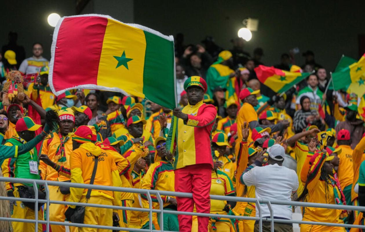 Groupe de supporters sénégalais en attente lors d'un événement sportif