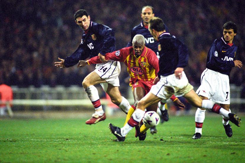 Entré à la place de Pascal Nouma (61e), Wagneau Éloi a maintenu la pression sur la défense londonienne (ici pris en tenaille entre Martin Keown et Lee Dixon).