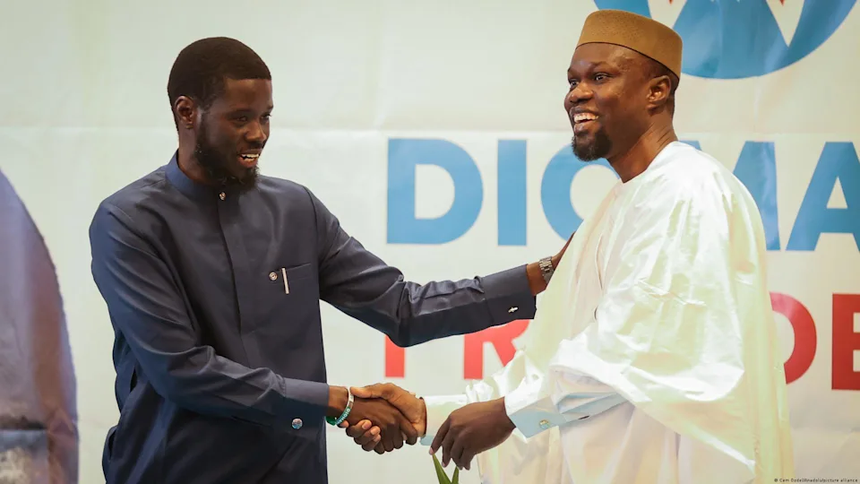 Ousmane Sonko et Bassirou Diomaye Faye lors de leur campagne électorale au Sénégal, symboles de l'unité du Pastef