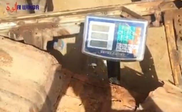 Tchad : un enfant devant un pousse-pousse chargé de ferraille