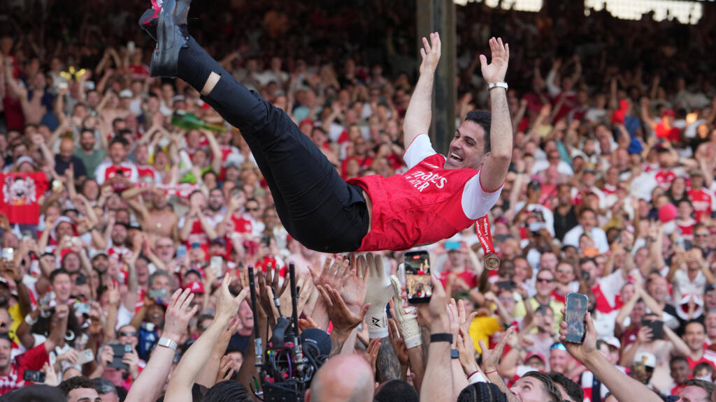 L'entraîneur d'Arsenal, Mikel Arteta, est porté en triomphe par les joueurs après leur victoire en Premier League