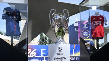 le trophée de la ligue des champions exposé à budapest (hongrie), le 29 mai 2026