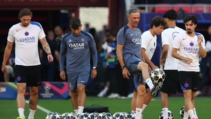 Luis Enrique entouré des joueurs du PSG avant la finale de Ligue des champions à Budapest