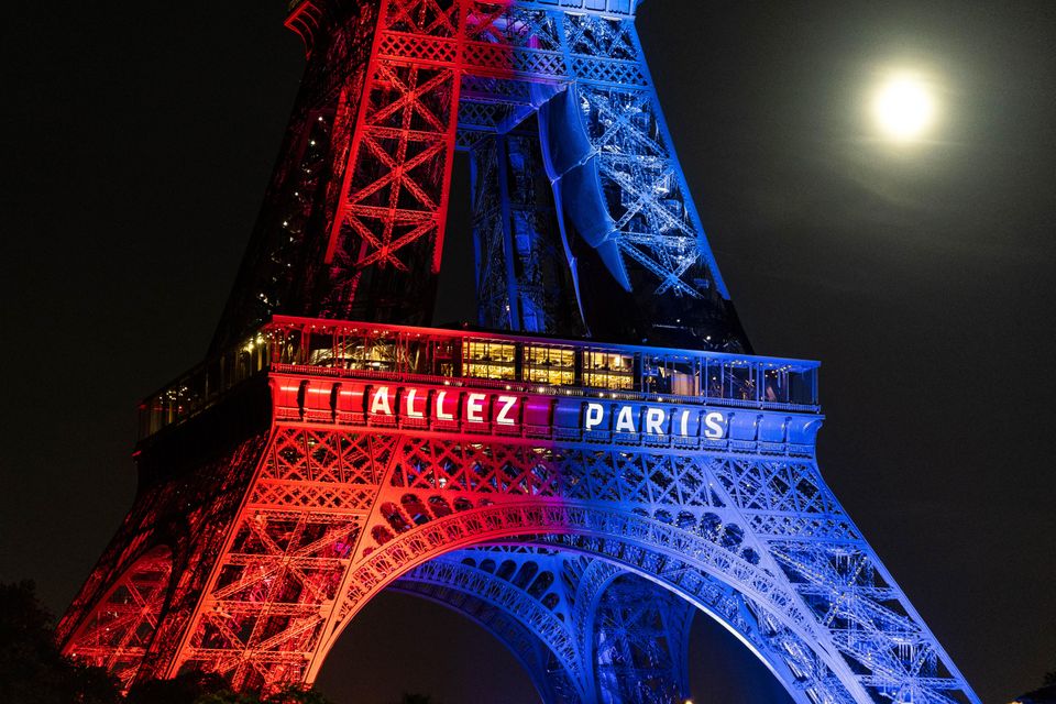 La Tour Eiffel illuminée aux couleurs du psg
