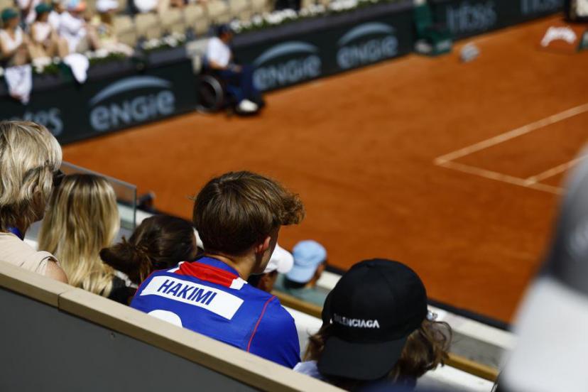 Quelques maillots du PSG visibles en tribunes lors de la semaine du tournoi à Roland-Garros