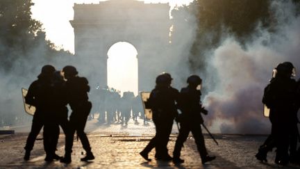 Des policiers en intervention sur les Champs-Élysées lors des célébrations après la victoire du PSG en Ligue des champions