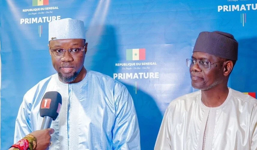 Al Aminou Lo lance des piques au Premier ministre sortant, Ousmane Sonko 1 Primature : Les images de la passation de services entre Ousmane Sonko et Al Aminou Lo (photos)