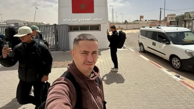 une manifestante âgée brandit un drapeau du Sahara occidental lors d'une protestation