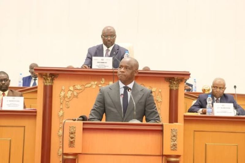 Hermann Immongault s'adressant aux députés gabonais à l'Assemblée nationale