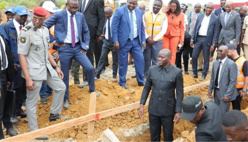 Oligui Nguema lors d’un chantier de construction