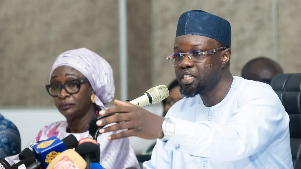 Ousmane Sonko s’exprimant lors d’une conférence de presse au Sénégal
