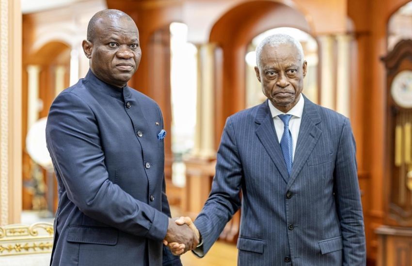 Réunion entre le président gabonais Oligui Nguema et le maire de Libreville, Eugène Mba, au palais présidentiel.