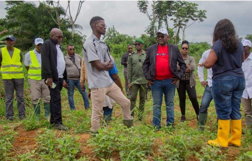 ministre gabonais visitant un centre de recherche