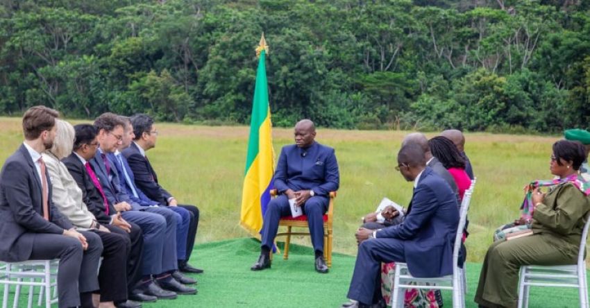 Diplomates réunis autour du Chef de l'État gabonais à Kobe-Kobe