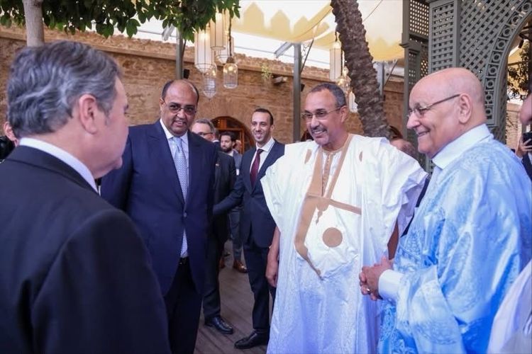 De gauche à droite : Richard Duke Buchan III, Sidi Hamdi Oild Errechid, Ynja El Khattat et Moulay Hamdi Old Errechid lors de la réception à Rabat