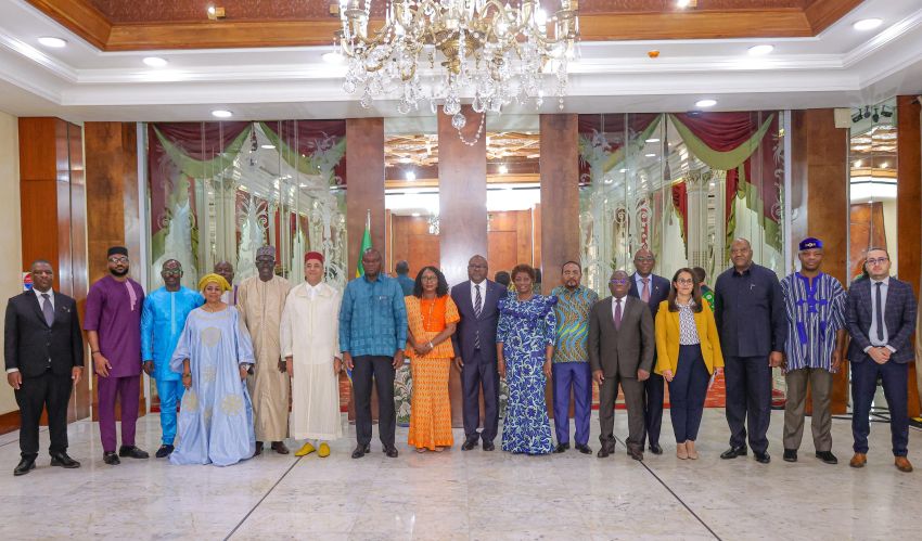 Le président gabonais Oligui Nguema entouré de diplomates africains