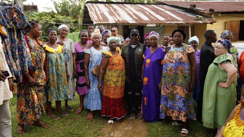 Marcelle Ibinga et les femmes du Woleu-Ntem discutant du développement touristique