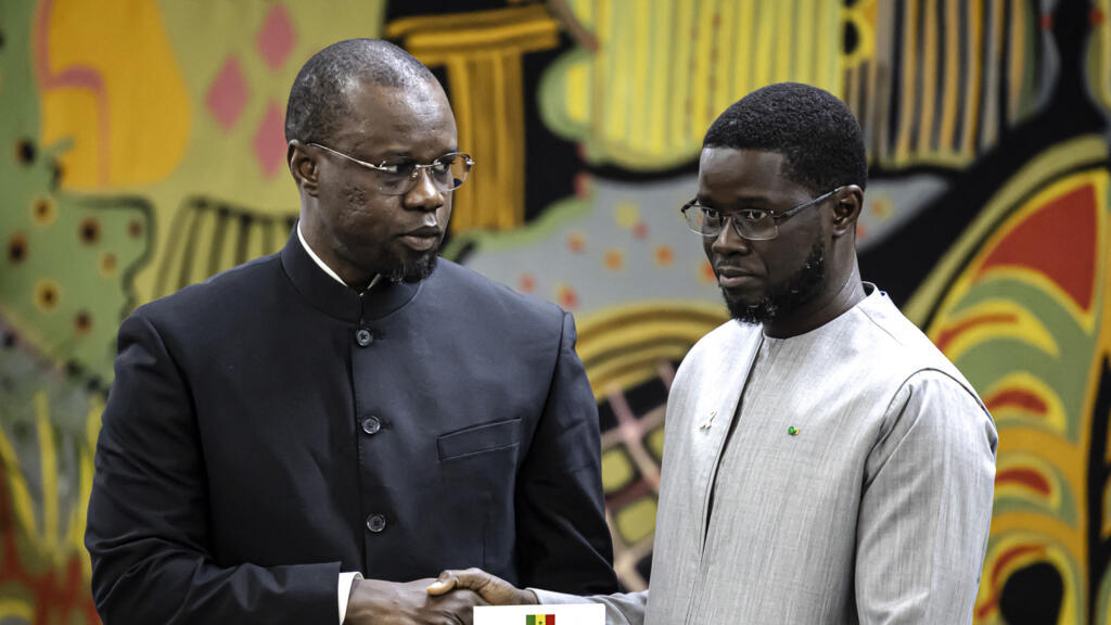 Ousmane Sonko (à gauche) et Bassirou Diomaye Faye (à droite) lors d’une réunion au palais présidentiel de Dakar, le 16 octobre 2025.