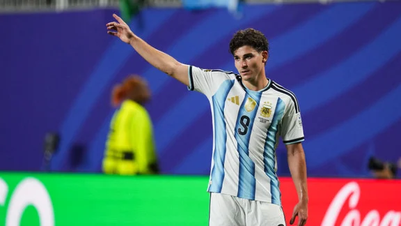 Julian Alvarez en action avec l'Argentine lors d'un match