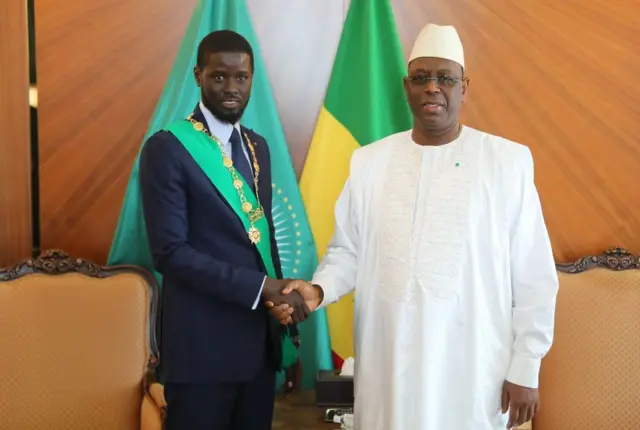 bassirou diomaye faye et macky sall lors d'une cérémonie d'investiture