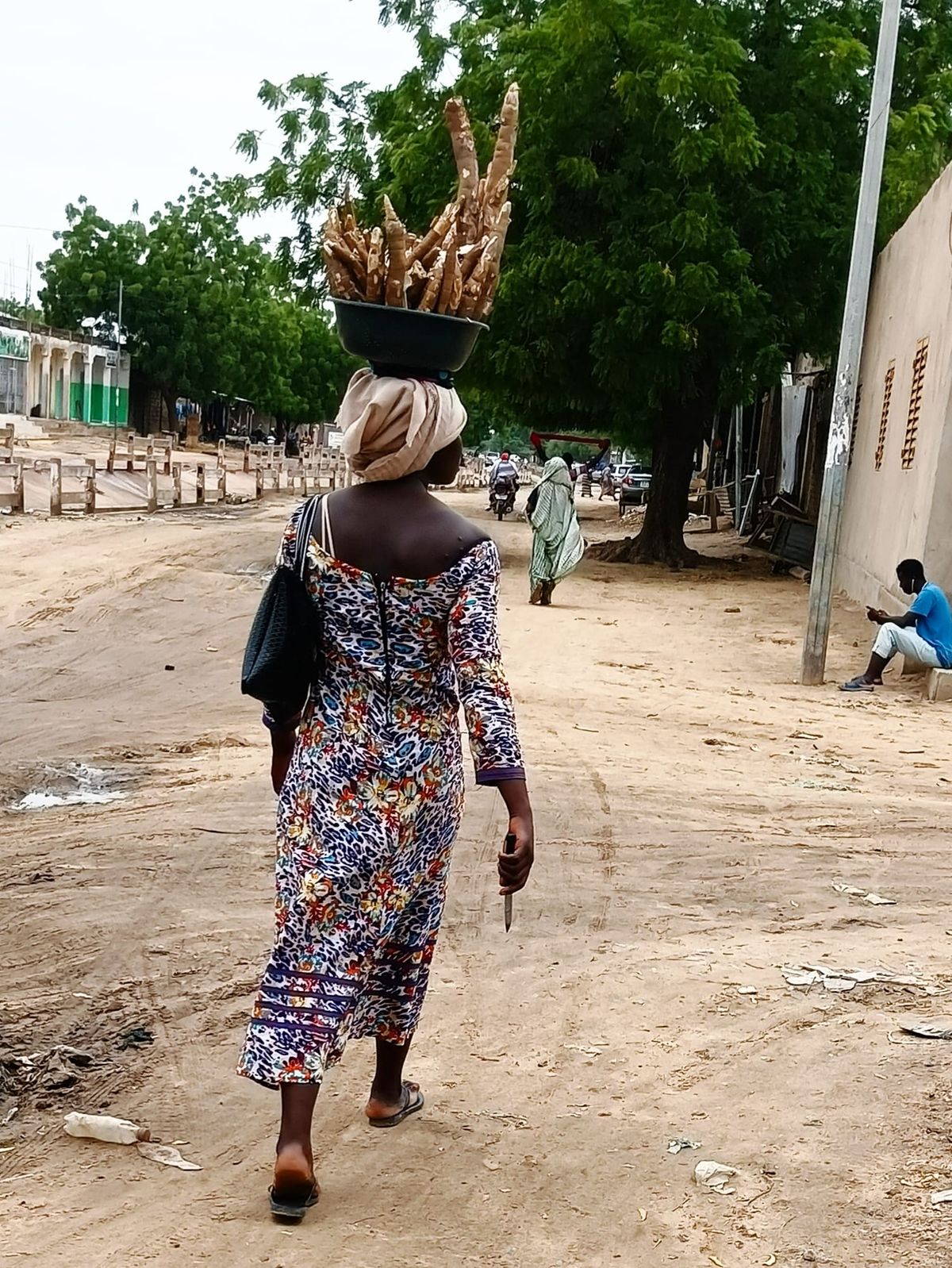 N’Djamena : une lycéenne vendeuse de manioc