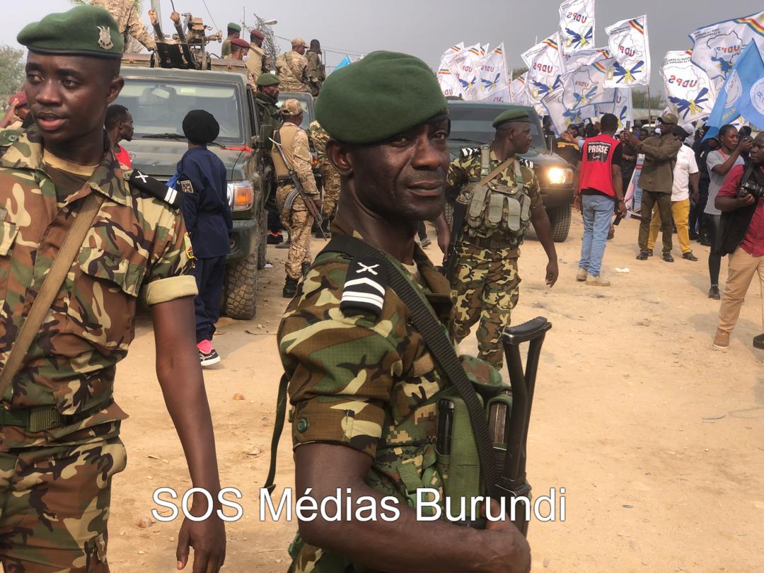 Deux militaires burundais lors d’une opération de sécurisation des convois d’officiels congolais dans le Sud-Kivu, en septembre 2025.