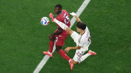 Le joueur portugais Nuno Mendes en duel avec un défenseur espagnol lors du match Espagne-Portugal en 8e de finale de la Coupe du monde 2026