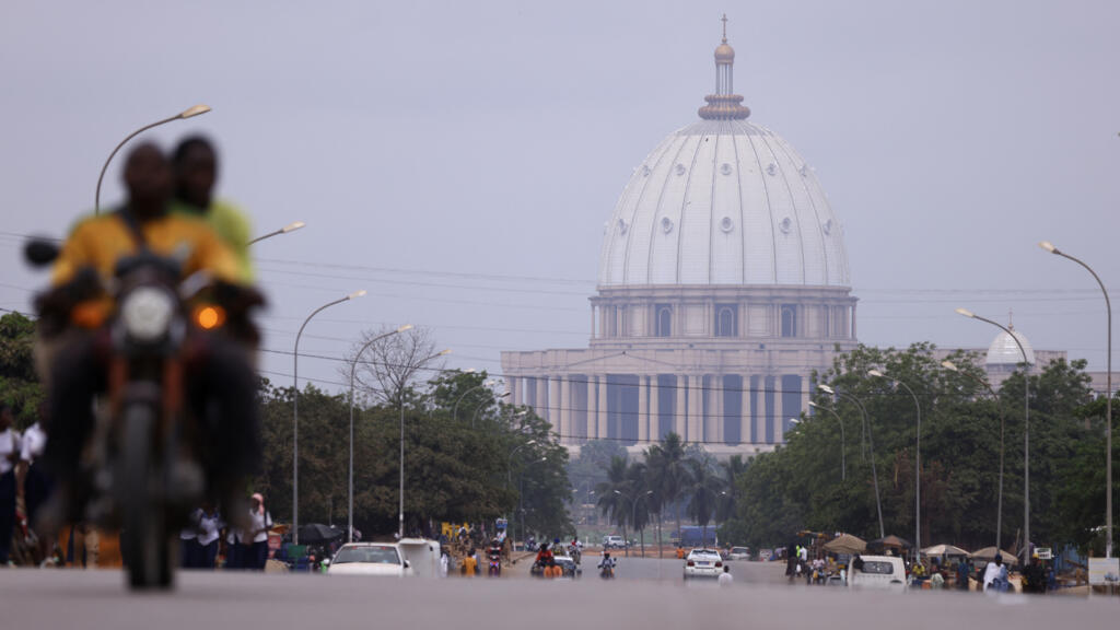 Vue aérienne de la basilique Notre-Dame de la Paix à Yamoussoukro, symbole de la capitale politique ivoirienne