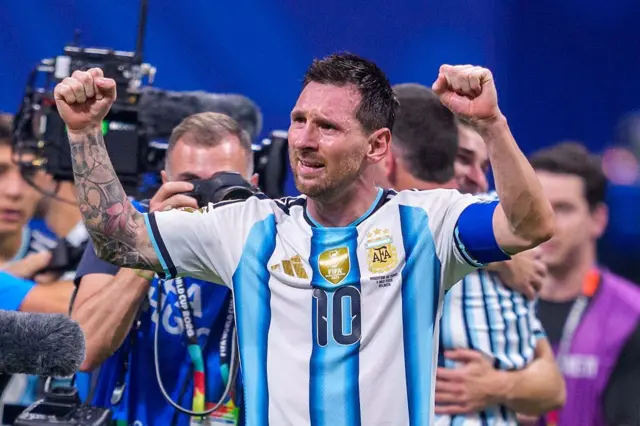 Lionel Messi, numéro 10 de l'Argentine, célèbre une victoire après un match des huitièmes de finale.