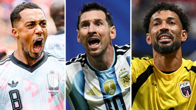 Le Belge Youri Tielemans, l'Argentin Lionel Messi et le gardien capverdien Vozinha célébrant une victoire.
