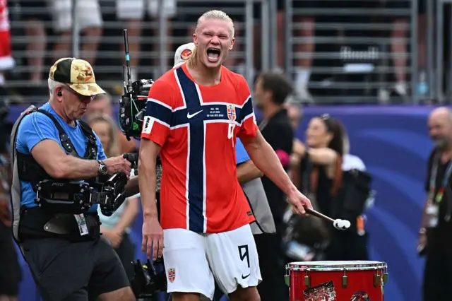 Erling Braut Haaland, attaquant norvégien, célèbre une victoire en huitièmes de finale.