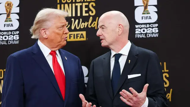 Donald Trump et Gianni Infantino discutant lors de la Coupe du Monde 2026.