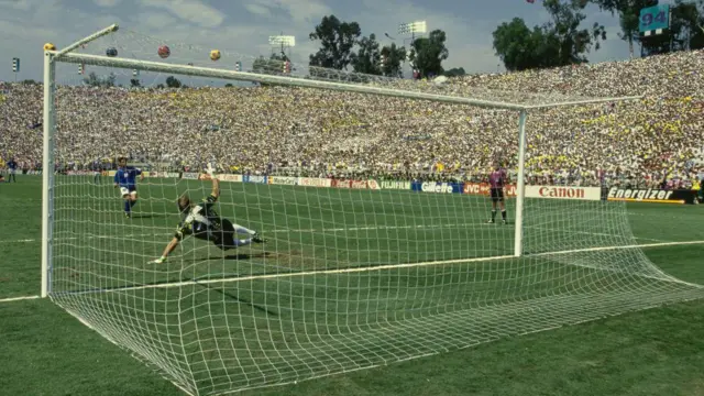 Roberto Baggio rate un penalty en finale de la Coupe du Monde 1994.