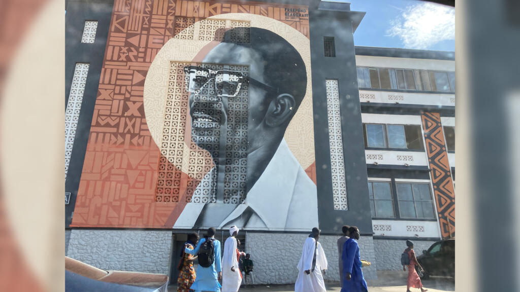 Une fresque murale représentant Cheikh Anta Diop, figure emblématique de l’université de Dakar, à l’entrée du campus.