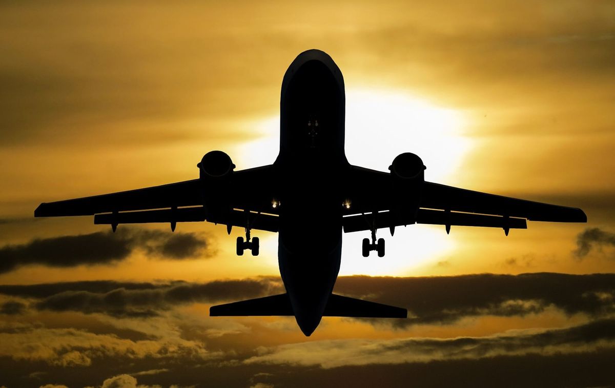 Avion survolant les paysages du Tchad et de la Libye, symbole de la future ligne aérienne