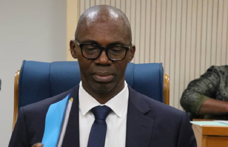 Thierry Minko s'exprimant devant l'Assemblée nationale gabonaise
