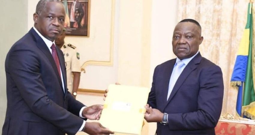 Hermann Immongault et Dieudonné Aba'a Owono signant le rapport du recensement