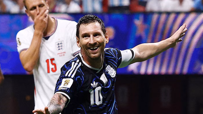 Lionel Messi souriant, entouré de coéquipiers