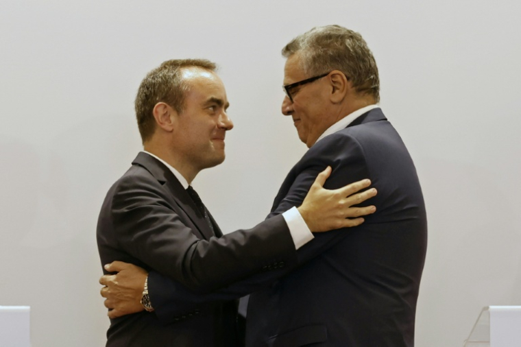 Sébastien Lecornu et Aziz Akhannouch échangent une poignée de main chaleureuse lors d'une conférence de presse